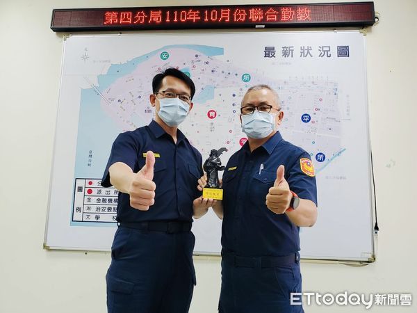 ▲台南市警四分局長甘炎民，除頒發育平所長王高邦及警員王姿嵐獲「護持黑關公」獎勵殊榮外，另針對7月至9月份四分局基層員警線上查獲績效前6名之街頭戰警英雄公開表揚鼓勵。（圖／記者林悅翻攝，下同）