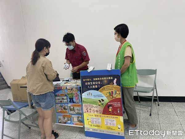 ▲台南市消防局第七大隊結合南區區公所，於區公所三樓禮堂，對市民朋友進行防火防災宣導，並推廣住宅警報器免費申請。（圖／記者林悅翻攝，下同）