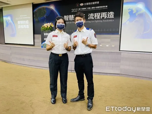 ▲台南市消防局許羽嬋、沈宥延,雙雙榮獲十大傑出救護技術員特別獎之殊榮。(圖/記者林悅翻攝,下同)