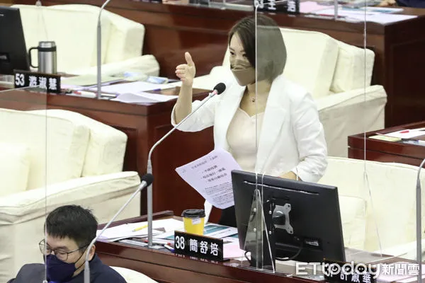 ▲民進黨市議員簡舒培質詢。(圖/記者林敬旻攝)