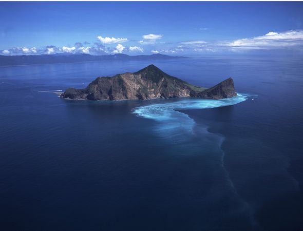 ▲龜島磺煙重現江湖，也讓「牛奶海」更美了。（圖／東北角風管處提供）