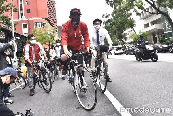 ▲▼台灣基進立委陳柏惟「破風前行,繼續勇敢」活動,於立委任期最後一天從台北騎腳踏車回台中 。(圖/記者李毓康攝)