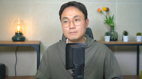 ▲金宣虎前女友「墮胎4個月嗨唱」影片流出!現場還有樂團男主唱。(圖/翻攝自YouTube/연예 뒤통령이진호)