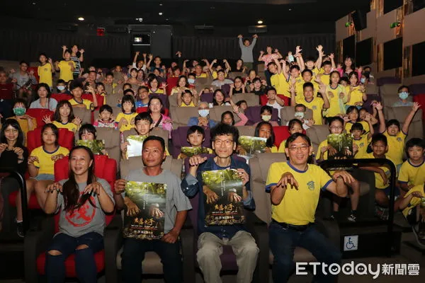 ▲南大附小彩虹斑馬志工隊師生一行近百人,前往真善美劇院欣賞榮獲坎城世界影展最佳紀錄片的《老鷹之手》,透過鏡頭感受屬於台灣的生命脈動。(圖/記者林悅翻攝,下同)