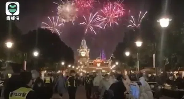 ▲▼上海迪士尼緊急關閉 上萬遊客「煙火下接受檢測」。(圖/翻攝微博)