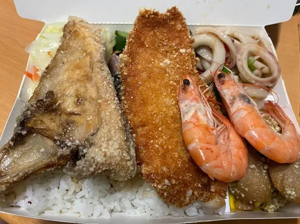 ▲▼辦桌等級便當80元。(圖/翻攝自爆廢公社公開版)