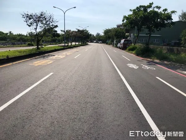 ▲台南市工務局完成南區清水路路平改善工程,道路串聯黃金海岸風光,提升觀光效益。(圖/記者林悅翻攝,下同)
