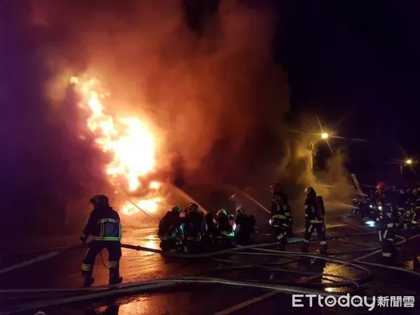 ▲▼深夜一場火警,附近鄰居在聽見警報聲響起後,紛紛跑出屋外查看而逃離失火現場,這場大火也燒出了居家住警器的重要。(圖/花蓮消防局提供,下同)