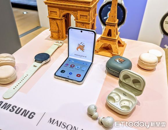 ▲三星攜手Maison Kitsuné推出收購手機Galaxy Watch4與Buds2特別版。（圖／記者陳俐穎攝）