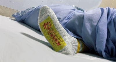 睡覺超怕被鬼抓腳底！日本發明家自製「符咒襪」　就算踢被也安全感滿滿