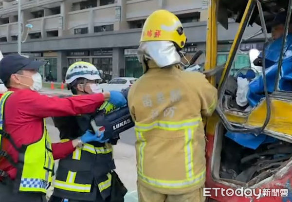 ▲苗栗縣竹南大埔園區,4日下午發生混凝土壓送車自撞分隔島意外,駕駛一度受困車內,經消防人員搶救後,順利脫困送醫。(圖/記者黃孟珍翻攝,下同)