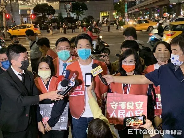 ▲▼蔣萬安上街頭宣傳「反萊豬」公投。(圖/記者徐政璿攝)