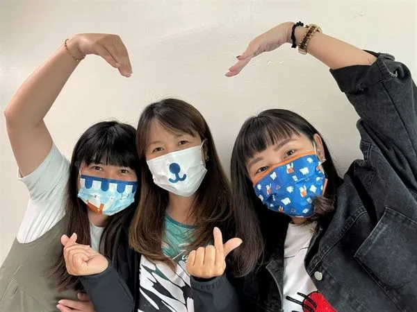 ▲東門市場自備餐具送的三種款式熊熊口罩。(圖/新竹市政府提供)