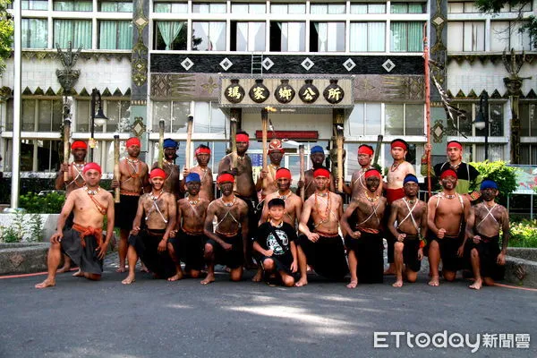 ▲旗鹽山八大源最後的獵人嘎瑪─宋義利過世,帶著勇士到旗鹽山八大源取聖火 。(圖/瑪家鄉長梁明輝提供,以下同)