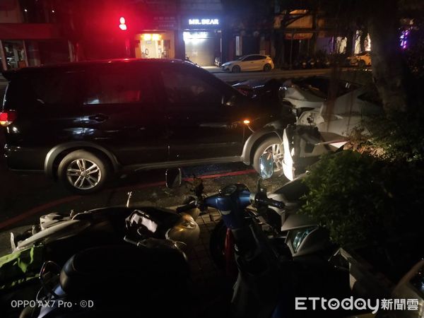 ▲▼台中深夜車禍。(圖/記者李忠憲翻攝)