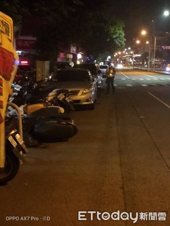 ▲▼台中深夜車禍。(圖/記者李忠憲翻攝)