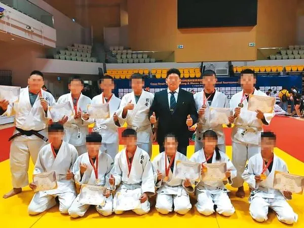 卓姓兄弟檔教練的哥哥(西裝男)是彰化不少國、高中柔道社團的教練。(翻攝臉書)