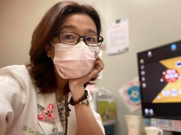 ▲▼朱立倫酸蔡英文真忙,還幫林靜儀站台,林靜儀揭真相打臉,同一時間她還在醫院看診。(圖/林靜儀臉書)