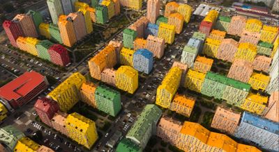 超夢幻彩色小城！烏克蘭基輔「樂高住宅區」　月銷2百間房引2萬人入住！