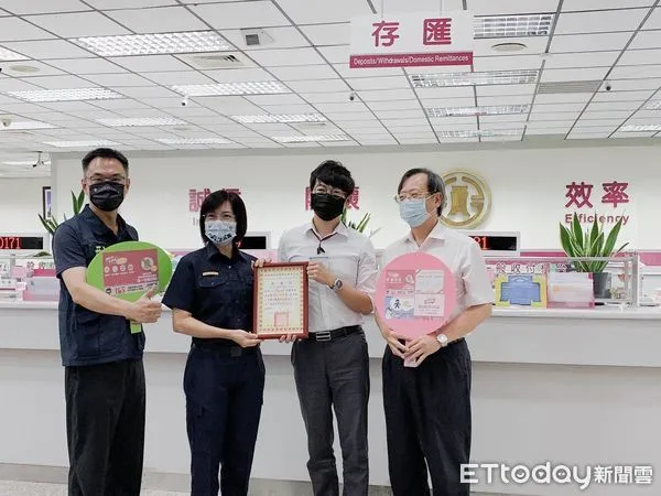 ▲屏東警分局長方秋梅頒發感謝狀感謝銀行行員協助成功阻詐 。(圖/記者陳崑福翻攝,以下同)