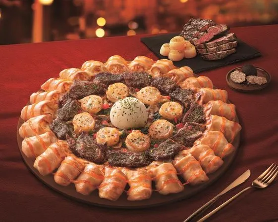 ▲▼必勝客新推史上最奢華「威士忌牛排干貝比薩」,還有「松露起司龍捲風餅皮」回歸豪華升級。(圖/業者提供)