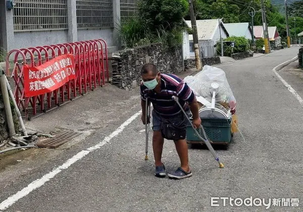 ▲胡先生用繩索綁著籃子,撿拾資源回收物。(圖/記者楊漢聲翻攝)