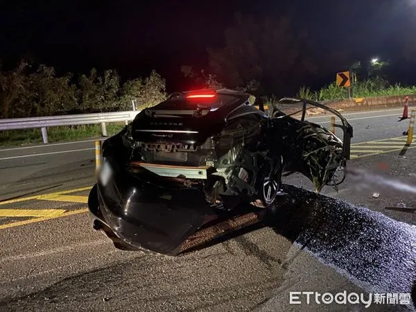 ▲▼黑色保時捷深夜飆速自撞 2人失去呼吸心跳。(圖/記者陳凱力翻攝)