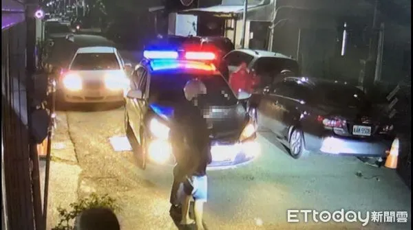 ▲民眾持刀互砍,警方到場處理。(圖/記者楊漢聲翻攝)