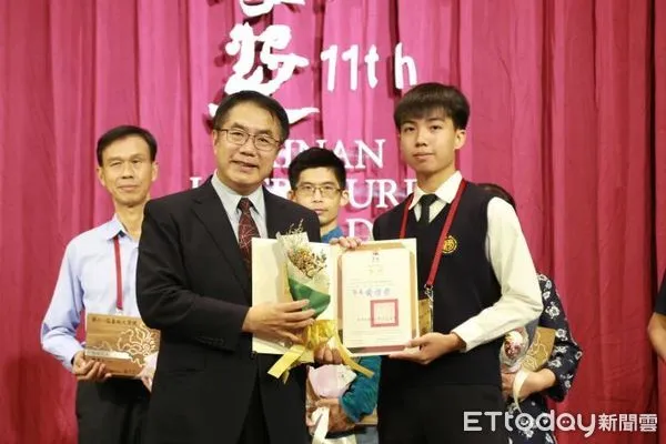 ▲第11屆「台南文學獎」舉行頒獎典禮,由市長黃偉哲親自頒獎。(圖/記者林悅翻攝,下同)