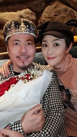 ▲▼黃國倫生日,寇乃馨大方送要價500多萬台幣的吉他。(圖/寇乃馨提供)