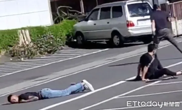 ▲雲林兩派人馬共10人為談判聚眾,一言不合引發鬥毆事件,光天化日打群架嚇壞民眾。(圖/記者蔡佩旻翻攝)