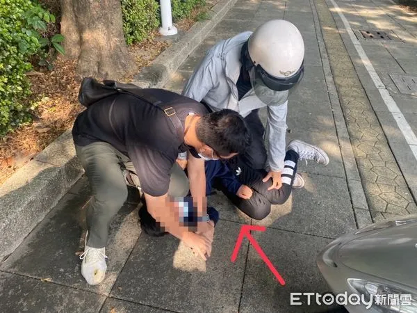 ▲▼ 楠梓警方逮捕詐騙車手。(圖/記者陳宏瑞翻攝)