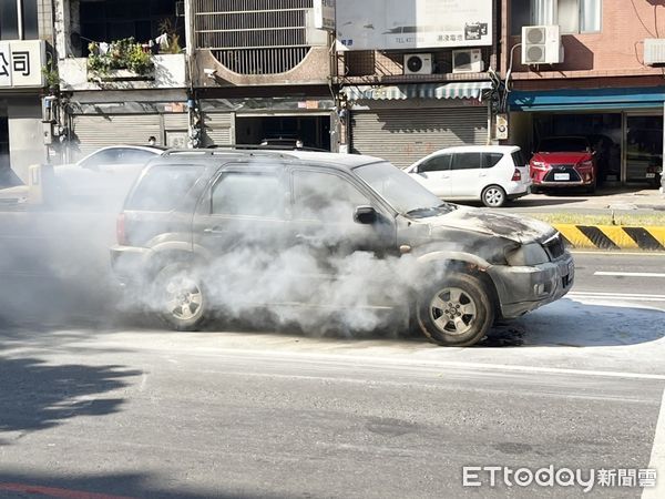 ▲桃園市楊姓男子15日下午駕駛小貨車行經台一線中壢區中華路一段時引擎冒出濃煙，楊男停車查看發現趕緊逃離打119求助。（圖／記者沈繼昌翻攝）