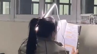女大生為考研究所「燈管插馬尾」走廊夜讀　970萬人看傻：是順便燙頭髮嗎
