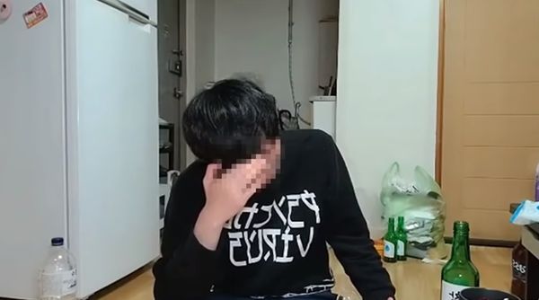 ▲金姓直播主疑似和粉絲在直播中發生關係。(圖/翻攝自韓網)