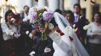 陪老婆參加好友婚禮「被帶上台抽捧花」　他氣炸：是要我們離婚？