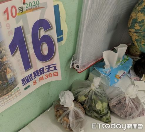 ▲胡姓老師在黎明附幼任教時也被拍下打包午餐。(圖/人本提供)