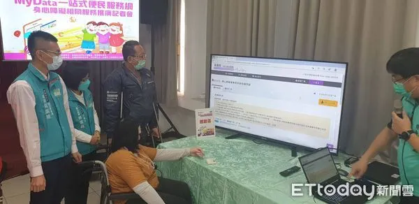 ▲▼嘉義縣政府打造全國最大MyData應用網站「嘉義縣一站式便民服務網」,整合縣府局處與鄉鎮市公所社會福利、照顧養護、生活扶助等身心障礙線上申辦項目,民眾免出門用手機就能申請。(圖/記者翁伊森攝)