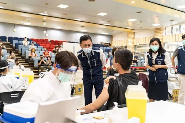 ▲林智堅市長前往新竹市稅務局疫苗站,了解民眾施打情形。(圖/新竹市政府提供)