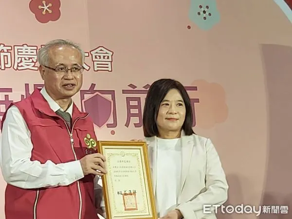 ▲▼法務部次長張斗輝頒獎給張榮發基金會董事長鍾德美。(圖/記者吳銘峯攝)