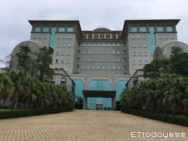 ▲台南地檢署檢察官指揮歸仁分局人員,搜索李員住居所,並傳喚李員及相關證人到案,檢察官訊後認為李員涉有重嫌,諭令20萬元交保。(圖/記者林悅攝)