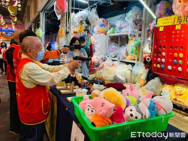 ▲逢甲夜市攤商串聯協助孤獨老人,招待老人家逛夜市玩遊戲。(圖/華山基金會提供)