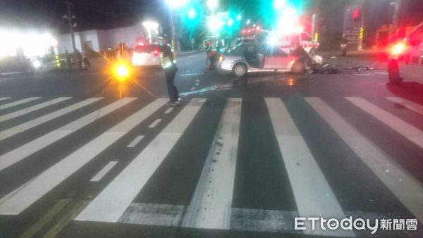 ▲台南市佳里區子龍里176線與南47線路口，18日晚上發生2車對撞交通事故，造成2車車頭嚴重毀損，駕駛人及乘客分受輕重傷送醫。（圖／記者林悅翻攝，下同）