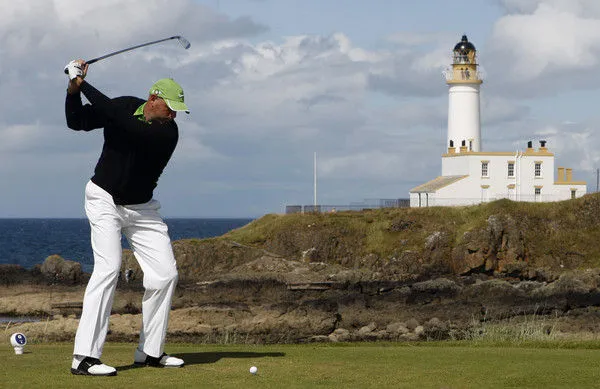 ▲史姓球友2019年11月在桃園市蘆竹區某高球場打球,其中在第13洞擊球時,不慎滑落陡坡造成顏面骨折與肌腱斷裂等重傷害,怒告球場過失傷害。(示意圖/達志影像/美聯社,圖像與新聞事件無關)