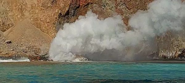 ▲▼宜蘭龜山島8景之一「龜島磺煙」又大噴發，噴發規模是較10/28還來得大。（圖／簡逢均提供，下同）