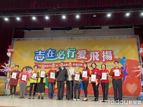 ▲台南市勞工局鄭芳名、余麗卿夫妻檔及林文一、陳家蓁夫妻檔兩組志工家庭脫穎而出榮獲績優「家庭志工」獎項。(圖/記者林悅翻攝)