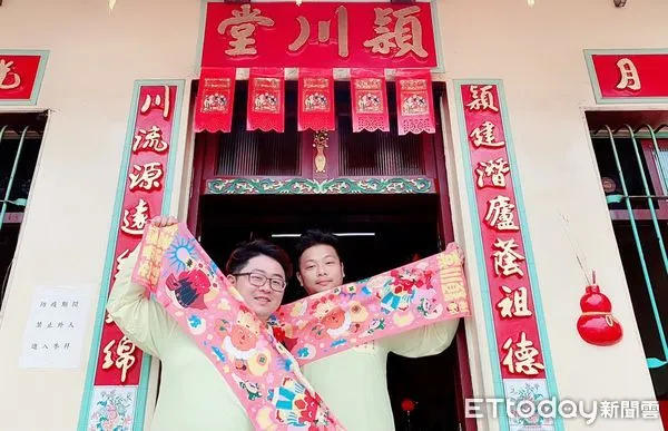 ▲文創發起人 陳昭瑋(左)及陳宗柏(右)讓信仰的內涵結合文創品 。(圖/陳昭煒提供,以下同)