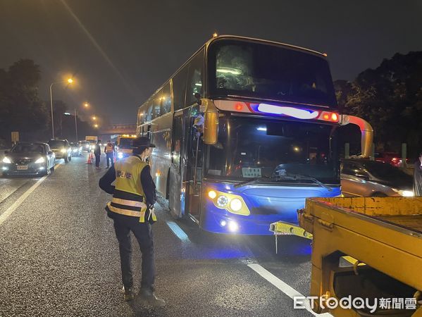 ▲遊覽車駕駛國道突然心梗　2新訓兵搶下方向盤救了整車人。（圖／記者陳凱力翻攝）