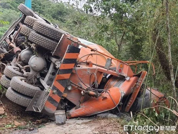 ▲▼台東水泥預拌車翻覆橫躺路中。(圖/記者楊漢聲翻攝)