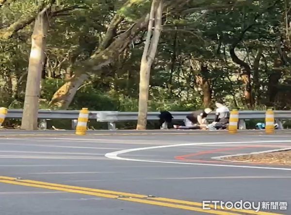 ▲▼男大生騎「死亡彎道」撞路樹亡！同學壓胸救不回　彰化139線又出事。（圖／記者唐詠絮翻攝）